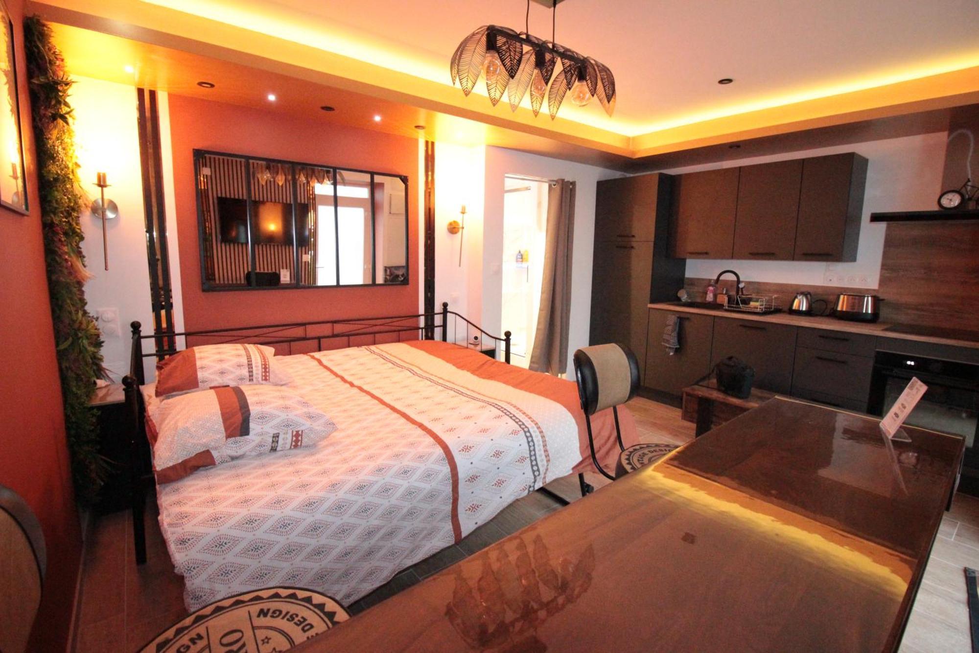 Luxury Studio, Rez De Chaussee, Parking Prive Video Surveillance, Canape Haute Qualite Convertible Couchage 2 Personnes, Centre Ville Proche, Restaurant, Boulangerie 2 Minutes A Pied, Terrasse - 800Metre Carre De Terrain - Gere Par Presta-Zen'Service Verdún Exterior foto